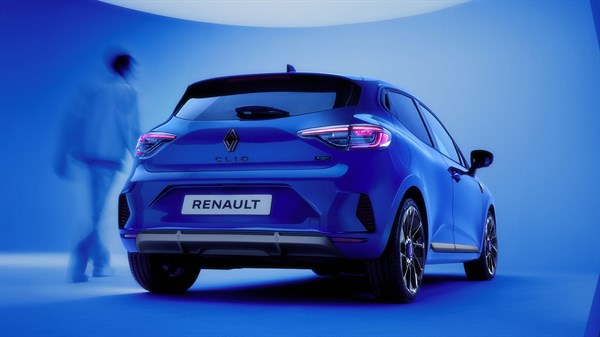 Renault Clio E-Tech full hybrid - nouvel emblème, lettrage noir, éclairages arrière full LED 