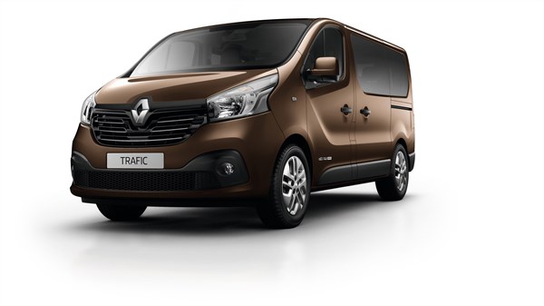 Renault TRAFIC Combi Passenger - Vue 3/4 avant sur fond blanc