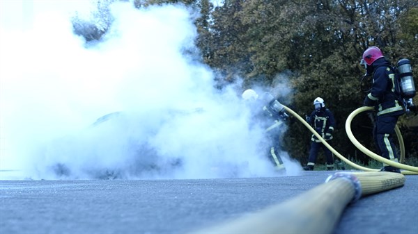 éteindre un véhicule en feu - Renault & les sapeurs-pompiers